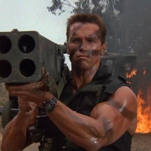 Commando: Arnold Schwarzenegger in una scena