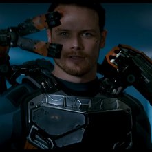 Bloodshot: Sam Heughan in una scena del film