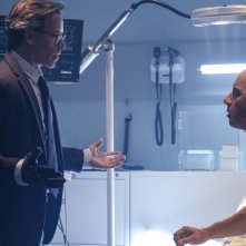 Bloodshot: Guy Pearce e Vin Diesel in una scena del film