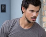 Taylor Lautner, la star di Twilight si trasforma in Batman in un video assurdo