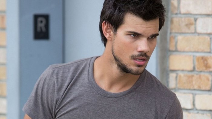 Taylor Lautner, la star di Twilight si trasforma in Batman in un video assurdo