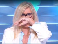 Mara Venier in lacrime a Domenica In dopo il messaggio del nipotino (VIDEO)