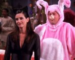 Friends: Matthew Perry rievoca il suo mitico coniglio rosa per Pasqua