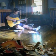 Cosa mi lasci di te: K.J. Apa durante una scena del film