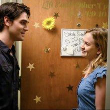 Cosa mi lasci di te: una scena del film con Britt Robertson, K.J. Apa