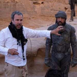 Dune: Denis Villeneuve con Javier Bardem sul set del film, nel 2020