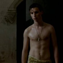 Eddie Redmayne a torso nudo nella scena di un film