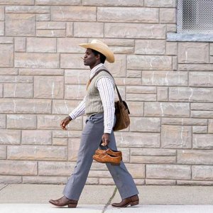 Little America: Una scena della serie Apple TV+