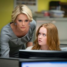 Bombshell - La voce dello scandalo: Charlize Theron e Liv Hewson in una scena del film