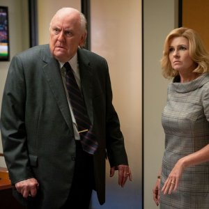 Bombshell - La voce dello scandalo: John Lithgow e Connie Britton in una scena del film