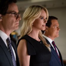 Bombshell - La voce dello scandalo: Charlize Theron, Michael Buie, Marc Evan Jackson in una scena del film