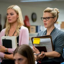 Bombshell - La voce dello scandalo: Kate McKinnon, Margot Robbie in una scena del film