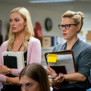 Bombshell - La voce dello scandalo: Kate McKinnon, Margot Robbie in una scena del film