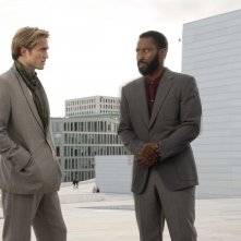 Tenet: Robert Pattinson con John David Washington in una foto del film
