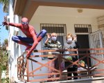Coronavirus, lo Spider-Man turco porta la spesa a chi è in difficoltà