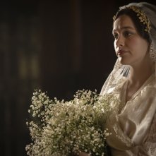 Storie incredibili: Victoria Pedretti nel primo episodio della serie Apple
