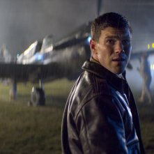 Storie incredibili: Austin Stowell in una scena del quinto episodio