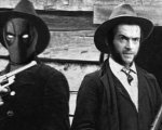 Ryan Reynolds e Hugh Jackman annunciano una tregua per beneficenza: 'Venderemo limonate con un fan'