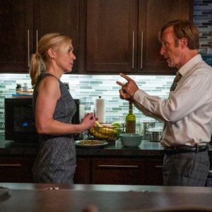 Better Call Saul 5: Bob Odenkirk e Rhea Seehorn nel finale di stagione