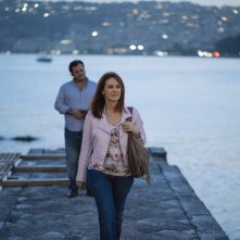 Vivi e lascia vivere: Antonio Gerardi ed Elena Sofia Ricci in una scena della serie