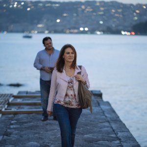 Vivi e lascia vivere: Antonio Gerardi ed Elena Sofia Ricci in una scena della serie