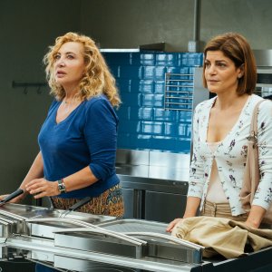 Vivi e lascia vivere: Iaia Forte e Bianca Nappi in una scena della serie