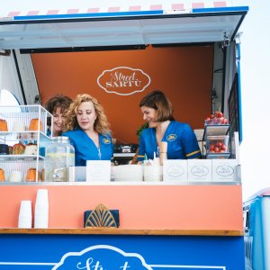 Vivi e lascia vivere: una scena della serie