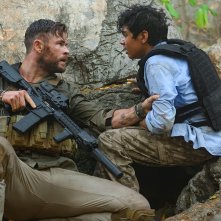 Tyler Rake: Chris Hemsworth con Rudhraksh Jaiswal in una scena del film