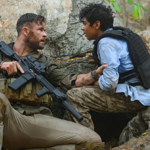 Tyler Rake: Chris Hemsworth con Rudhraksh Jaiswal in una scena del film