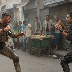 Tyler Rake: una scena del film con Chris Hemsworth e Randeep Hooda