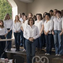 La sfida delle mogli: una scena del film con Sharon Horgan e Kristin Scott Thomas