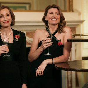 La sfida delle mogli: Sharon Horgan e Kristin Scott Thomas in una scena del film