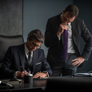 Diavoli: una scena del quarto episodio della serie Sky