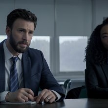 In difesa di Jacob: Chris Evans e Betty Gabriel in una scena del primo episodio