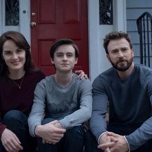 In difesa di Jacob: Michelle Dockery, Jaeden Martell e Chris Evans in una foto promozionale della serie Apple