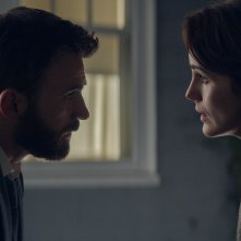 In difesa di Jacob: Chris Evans e Michelle Dockery in una scena del secondo episodio