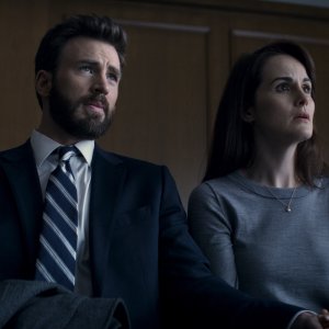 In difesa di Jacob: Chris Evans e Michelle Dockery in una scena del terzo episodio