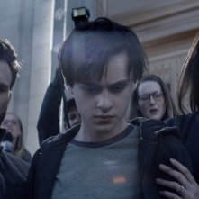 In difesa di Jacob: Chris Evans, Jaeden Martell e Michelle Dockery in una scena del terzo episodio