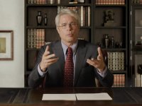 Brad Pitt irriconoscibile nei panni dell'immunologo Anthony Fauci: lo sketch video