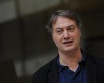 Corrado Guzzanti la T-shirt ironica sulla Fase 2 e i controlli conquista i fan