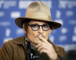Johnny Depp e il fazzoletto sexy: magia su Instagram e le fan impazziscono (VIDEO)