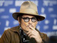 Johnny Depp e il fazzoletto sexy: magia su Instagram e le fan impazziscono (VIDEO)