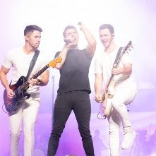 Happiness Continues: A Jonas Brothers Concert Film:  Kevin Jonas, Joe Jonas, Nick Jonas in un momento del documentario