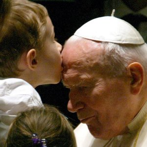Papa Giovanni Paolo II insieme ad una bambina
