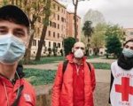 Raoul Bova e Rocio Munoz Morales volontari per la Croce Rossa durante l’emergenza