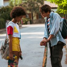 Summertime: Giovanni Maini con la protagonista Coco Rebecca Edogamhe in una scena della serie Netflix