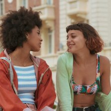 Summertime: Coco Rebecca Edogamhe e Amanda Campana in una scena della serie Netflix
