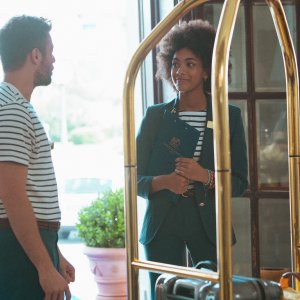 Summertime: Coco Rebecca Edogamhe e Ludovico Tersigni in una scena della serie Netflix