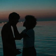 Summertime: Coco Rebecca Edogamhe e Giovanni Maini in una scena della serie Netflix