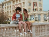 Summertime, la recensione: La serie Netflix tra storie d'amore e voglia di estate